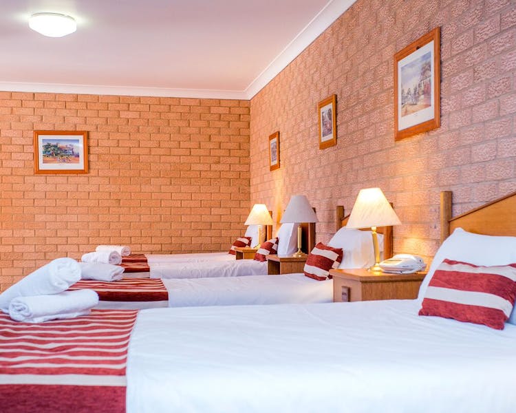 Aalana Motor Inn family room
