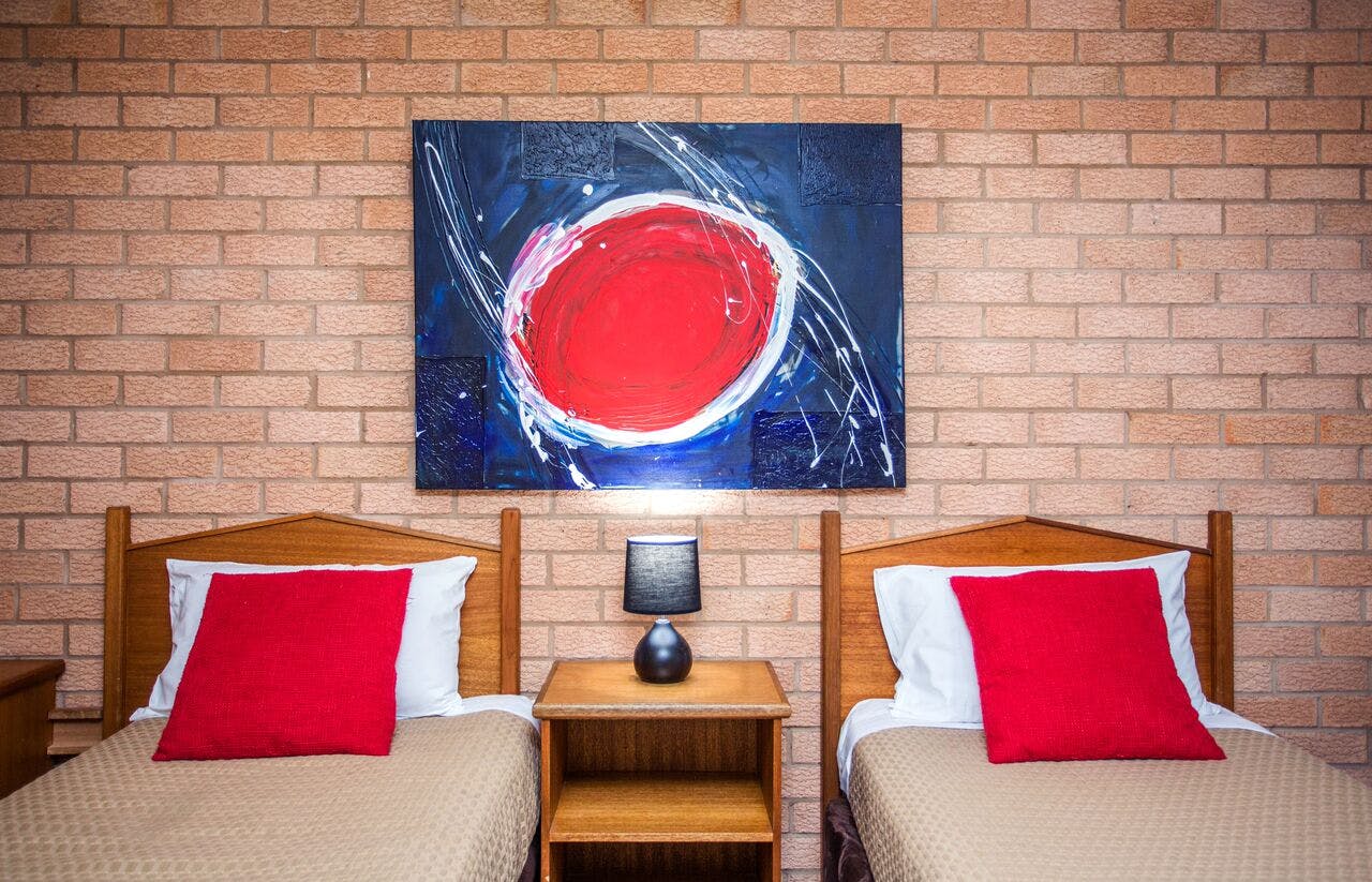 Aalana Motor Inn family room