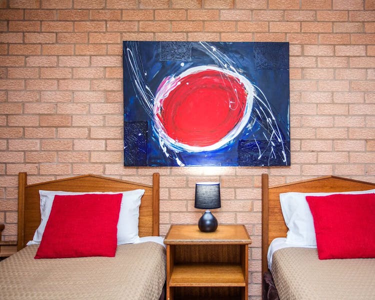 Aalana Motor Inn family room