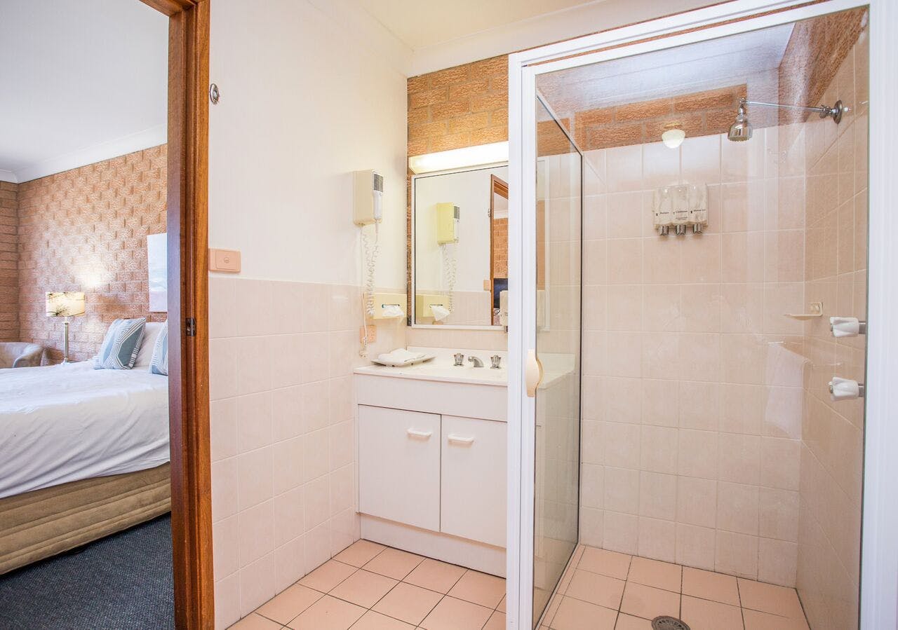 Aalana Motor Inn batrhroom