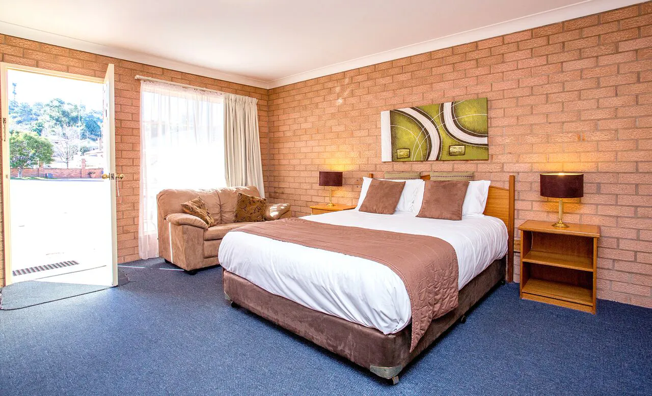 Aalana Motor Inn queen room