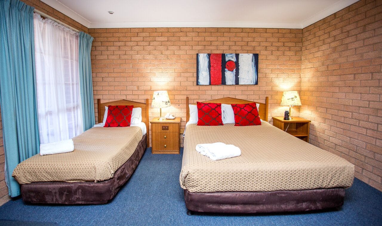 Aalana Motor Inn family room