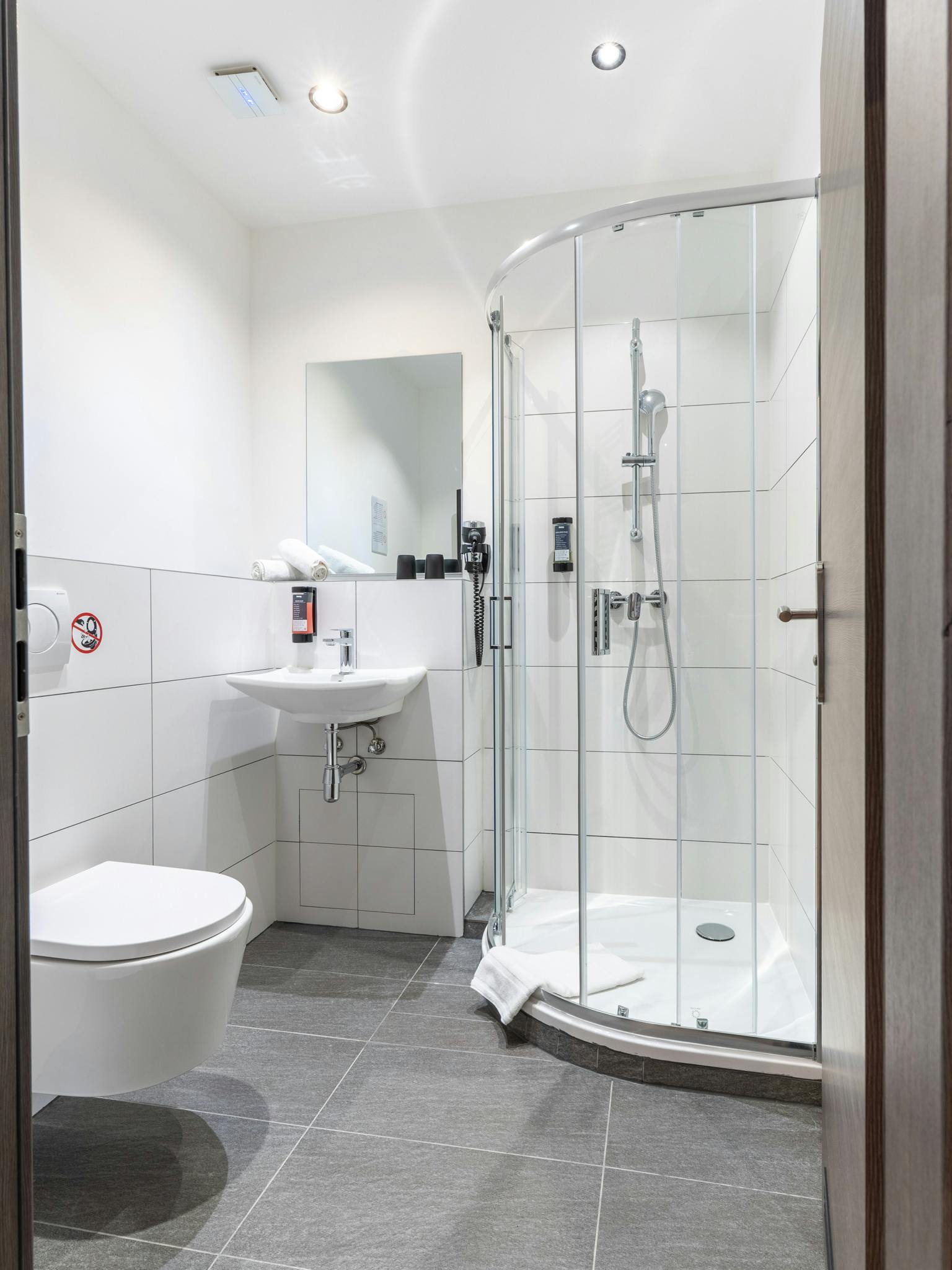 bathroom, toilet, wc, private bathroom, ensuite toilet, ensuite bathroom, shower, soap, shampoo, hairdryer, towels included