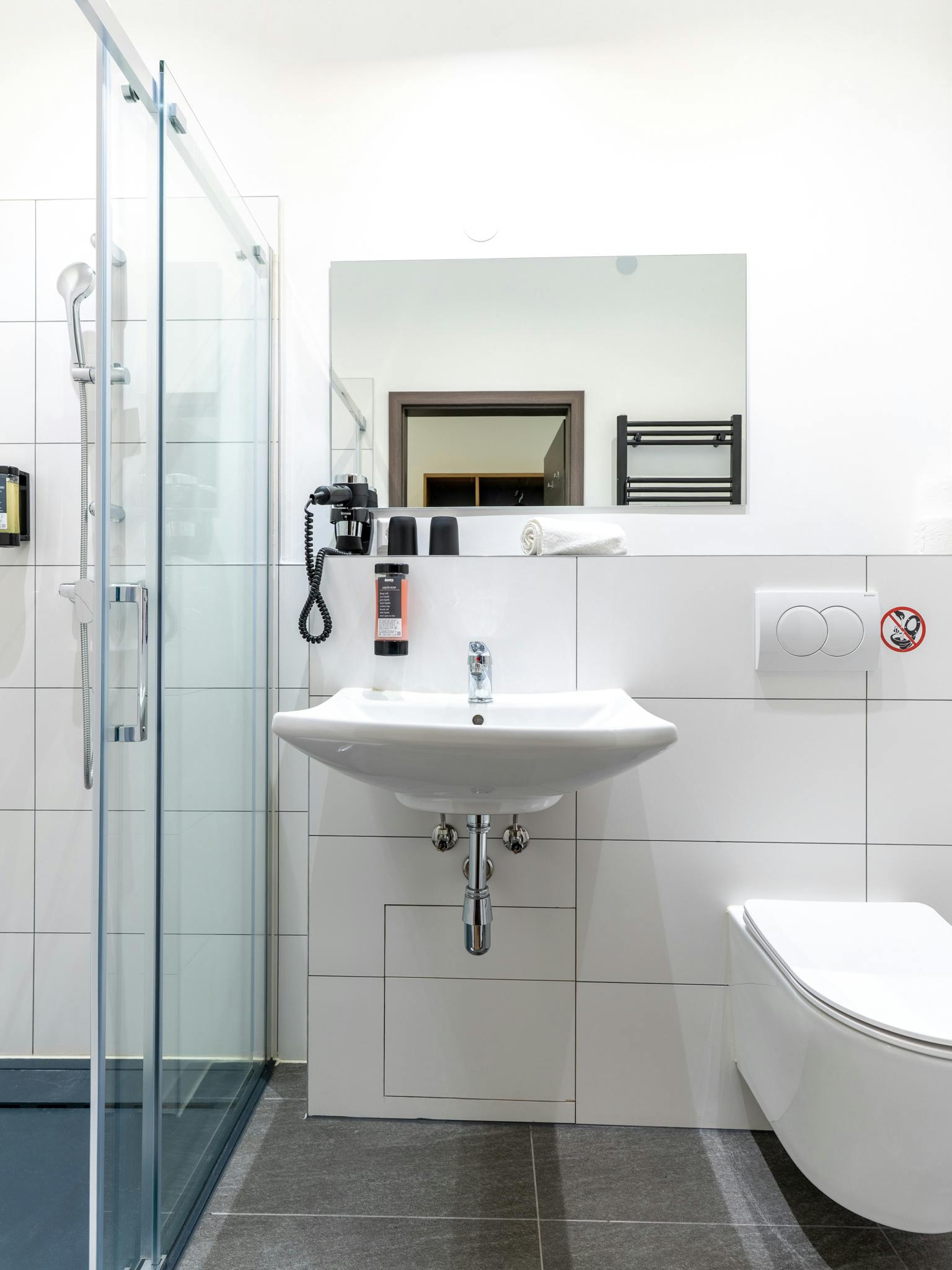 bathroom, toilet, wc, private bathroom, ensuite toilet, ensuite bathroom, shower, soap, shampoo, hairdryer, towels included