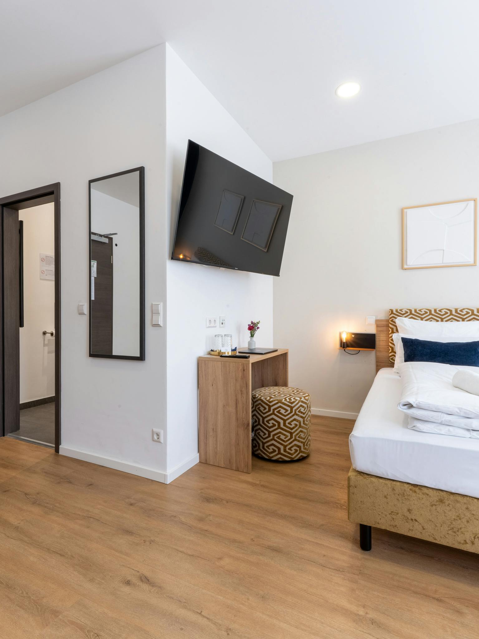 suite room, konstanz, hotel, bodensee, modern hotel, private room, konstanz hotel, bodensee hotel, sofa bed, towels included