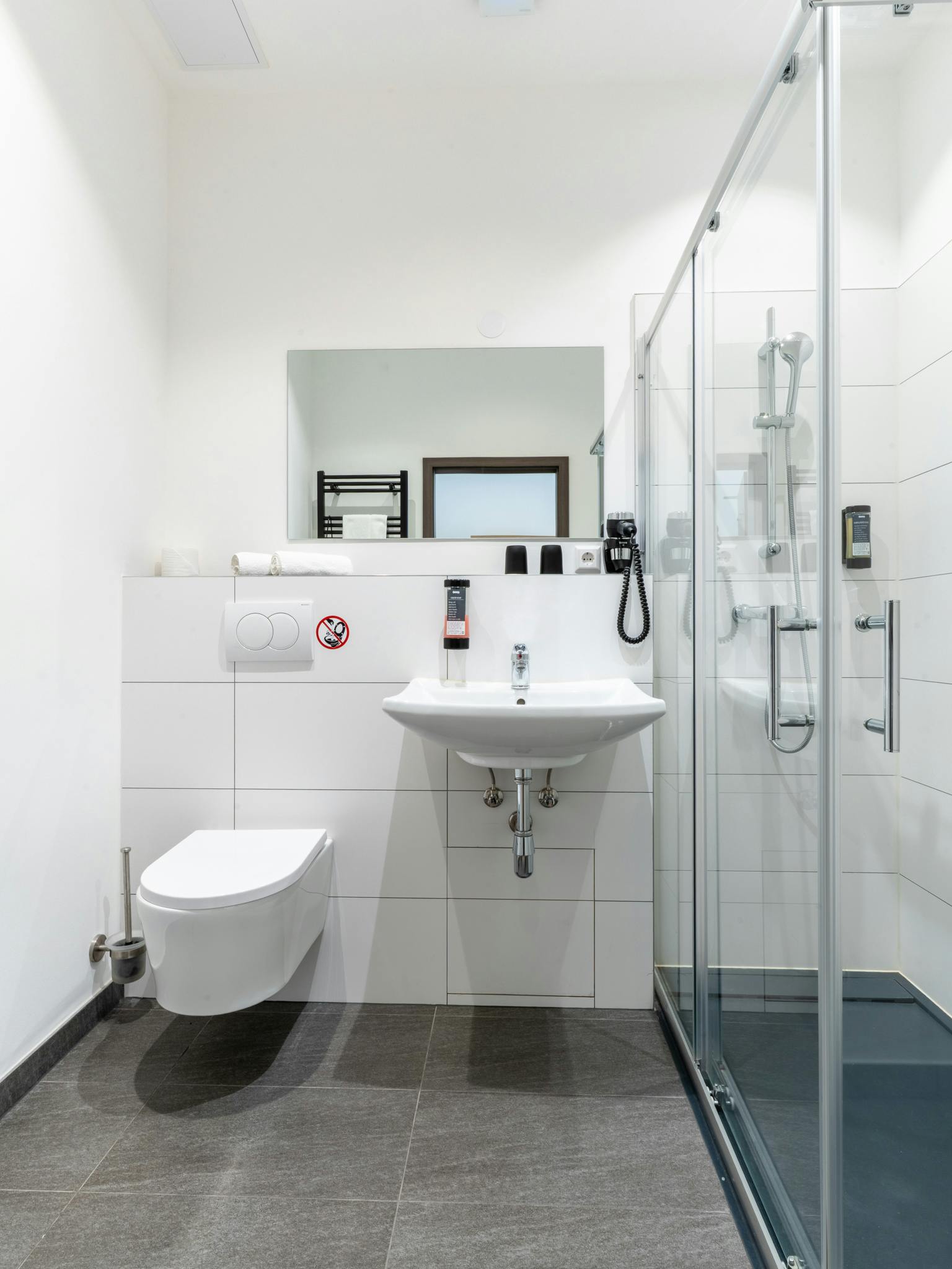 bathroom, toilet, wc, private bathroom, ensuite toilet, ensuite bathroom, shower, soap, shampoo, hairdryer, towels included