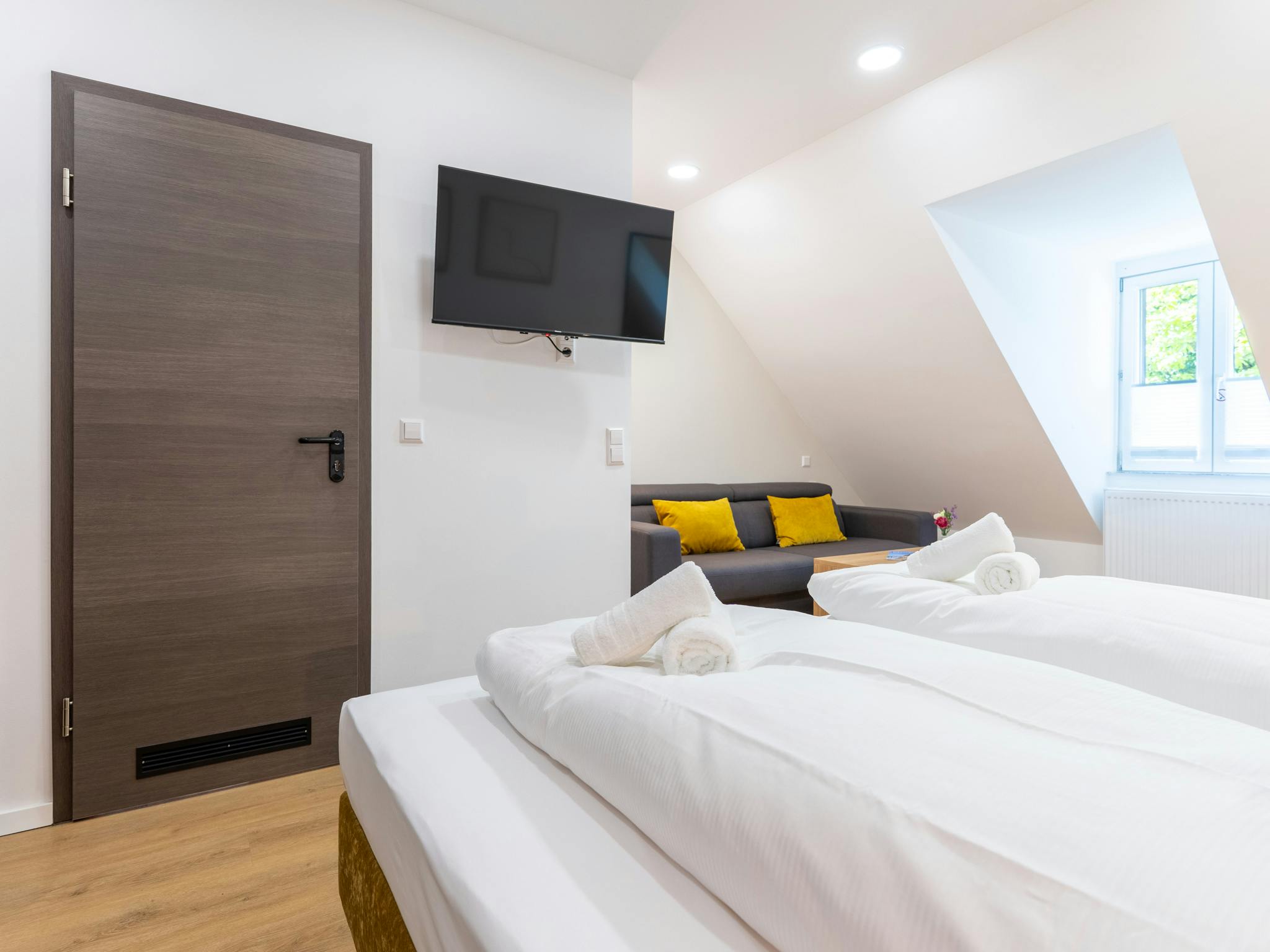 superior room, konstanz, hotel, bodensee, modern hotel, private room, konstanz hotel, bodensee hotel, sofa bed, towels