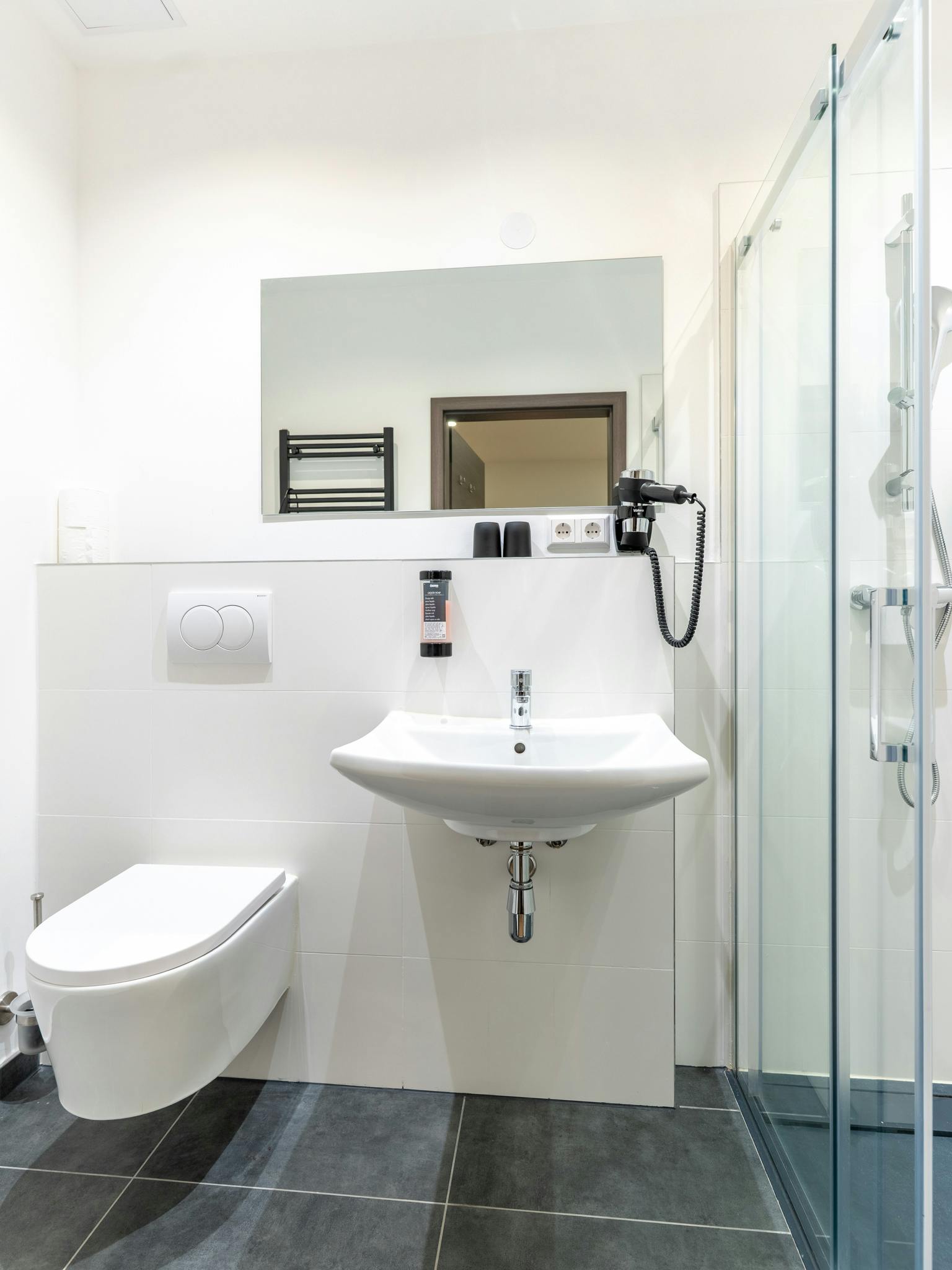 bathroom, toilet, wc, private bathroom, ensuite toilet, ensuite bathroom, shower, soap, shampoo, hairdryer, towels included