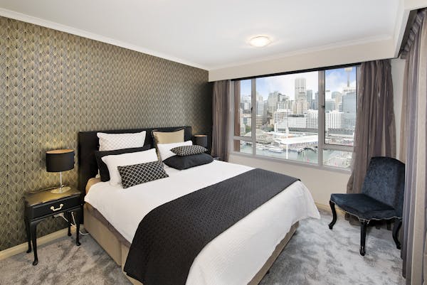 Large King Bed spectacular View to the City Large HD TV Ensuite with Bath Walk in Robe Safe for your belongings