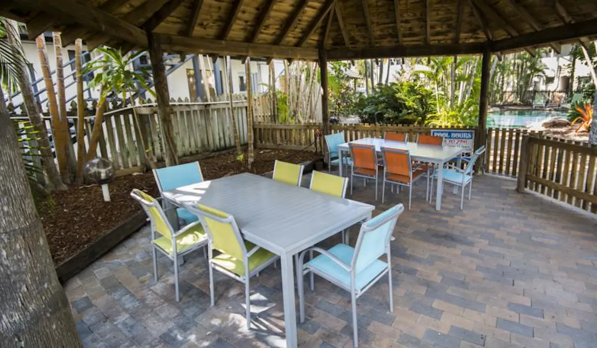 Outdoor dining options around the pool