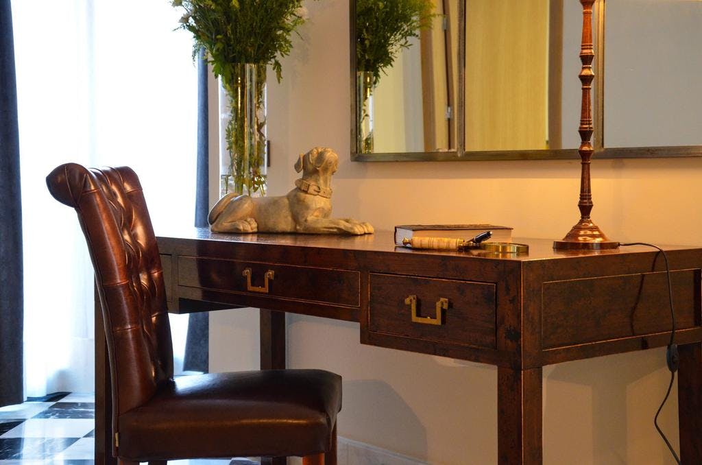 DELUXE one bedroom Apartment desk. Aguilas5 SevillaSuites