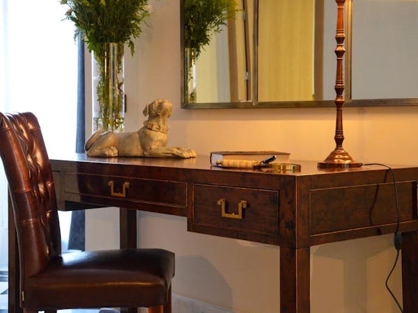 DELUXE one bedroom Apartment desk. Aguilas5 SevillaSuites