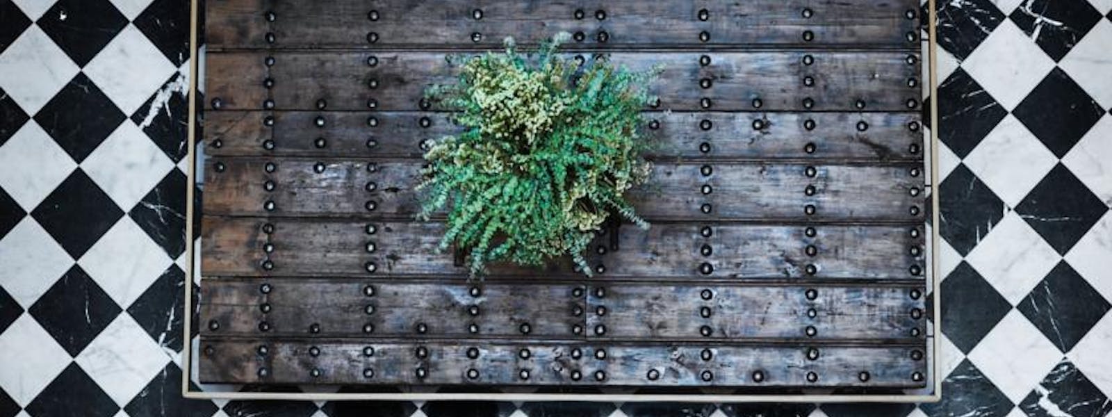 detail of the main patio Aguilas5 SevillaSuites