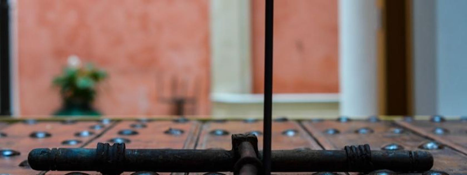 Detail in the main patio. Aguilas5 SevillaSuites