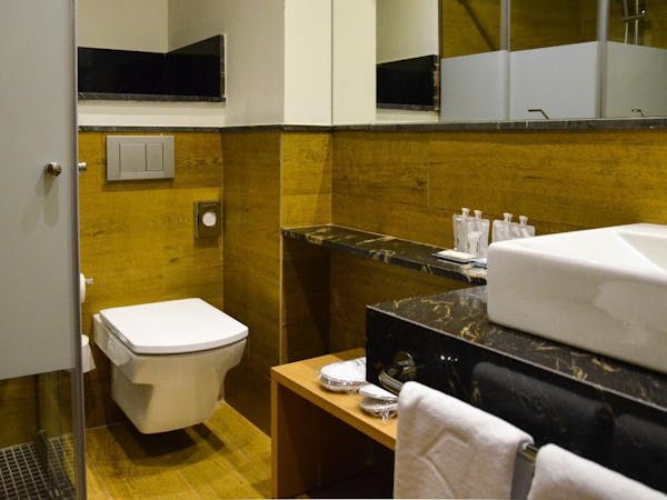 DELUXE one bedroom Apartment bathroom. Aguilas5 SevillaSuites
