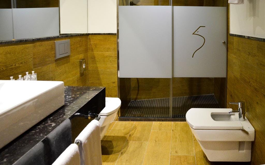 DELUXE one bedroom Apartment bathroom. Aguilas5 SevillaSuites