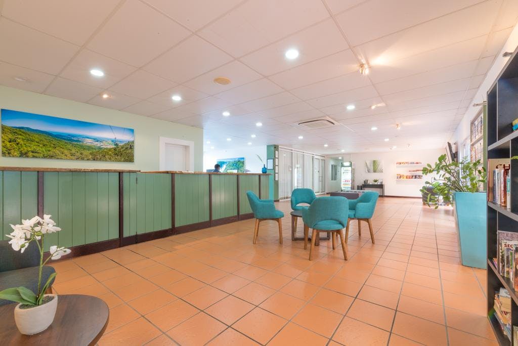 coral-tree-inn-cairns-reception