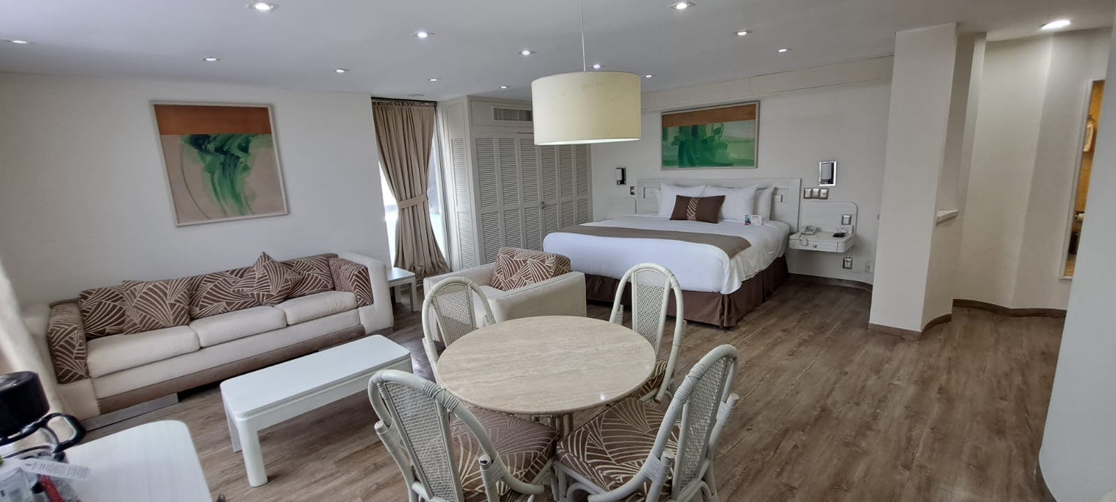 Habitacion Master Suite con cama king size, sofa cama y 2 balcones