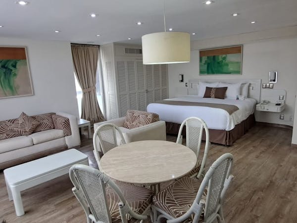 Habitacion Master Suite con cama king size, sofa cama y 2 balcones
