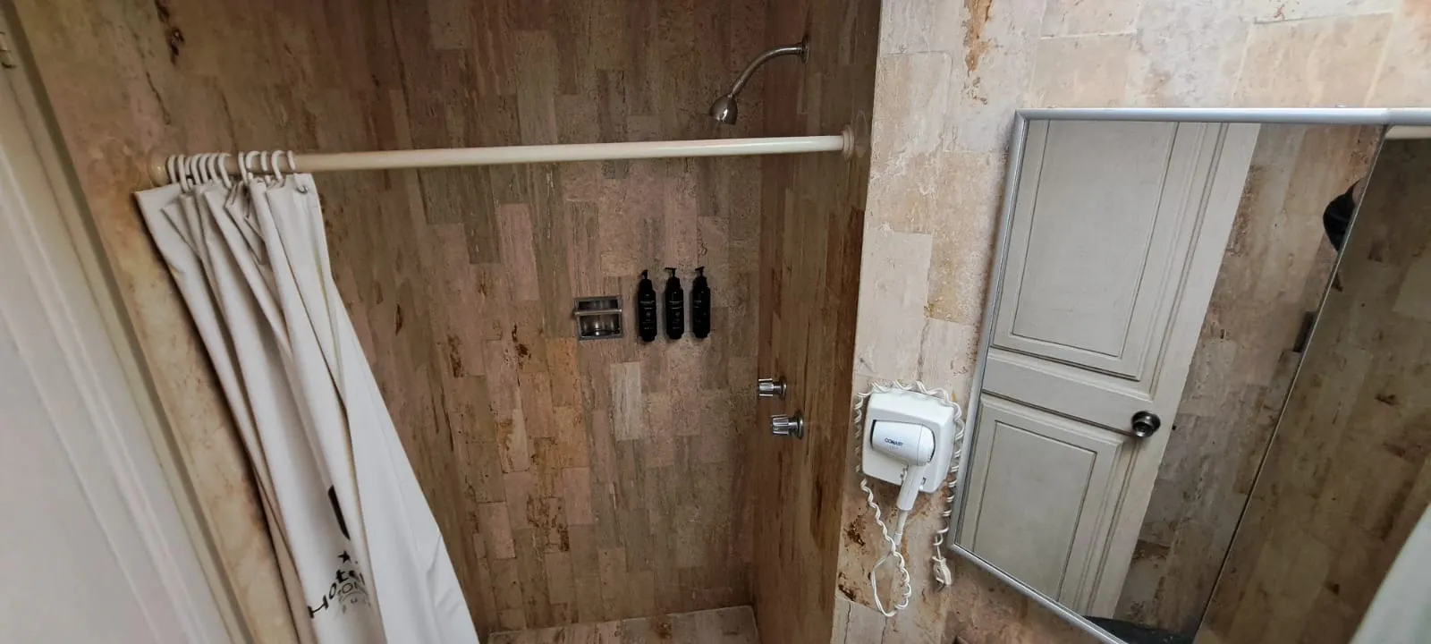 Baño con ducha habitación estudio pequeño