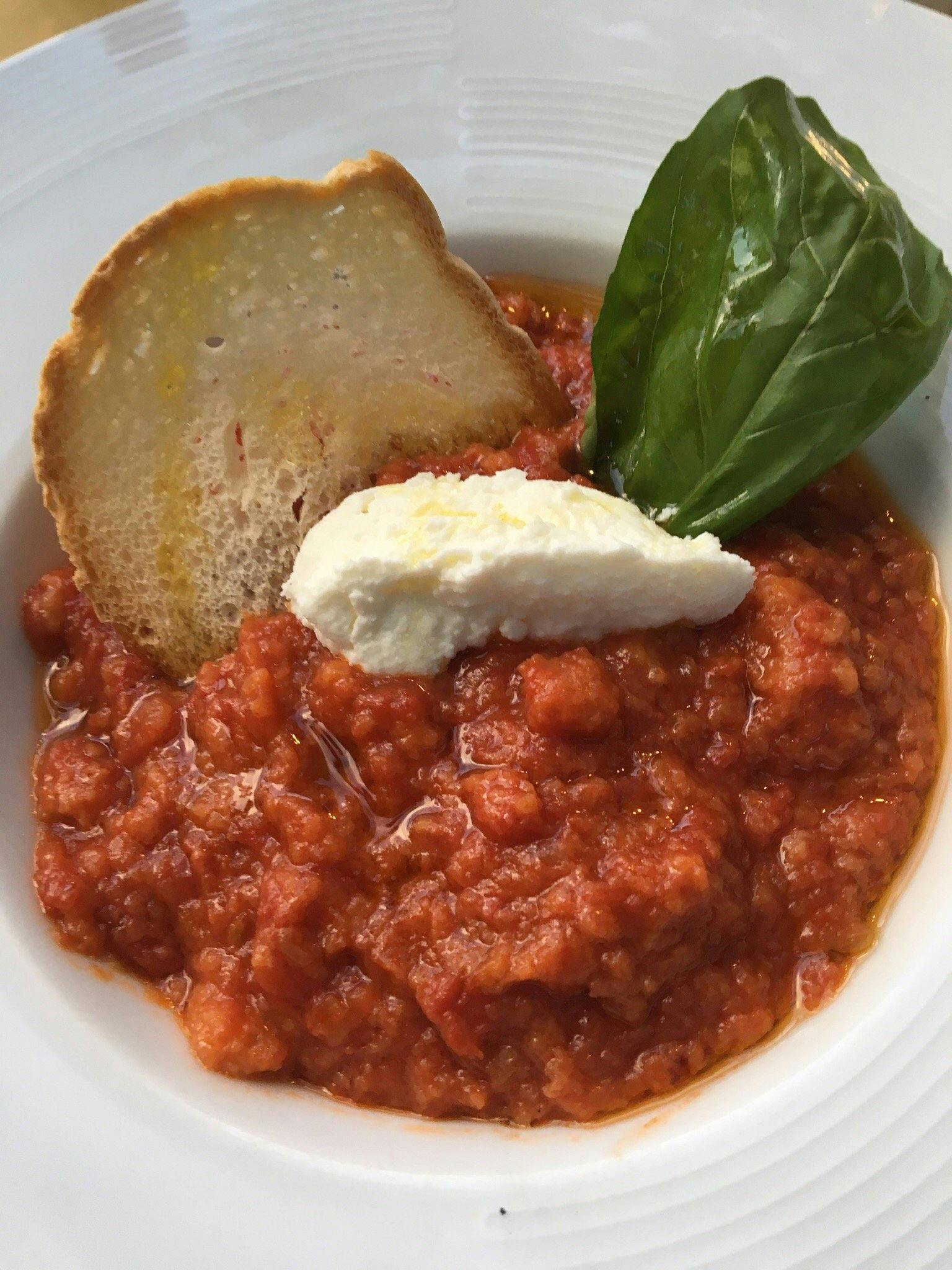 pappa al pomodoro con cuore di ricotta fresca