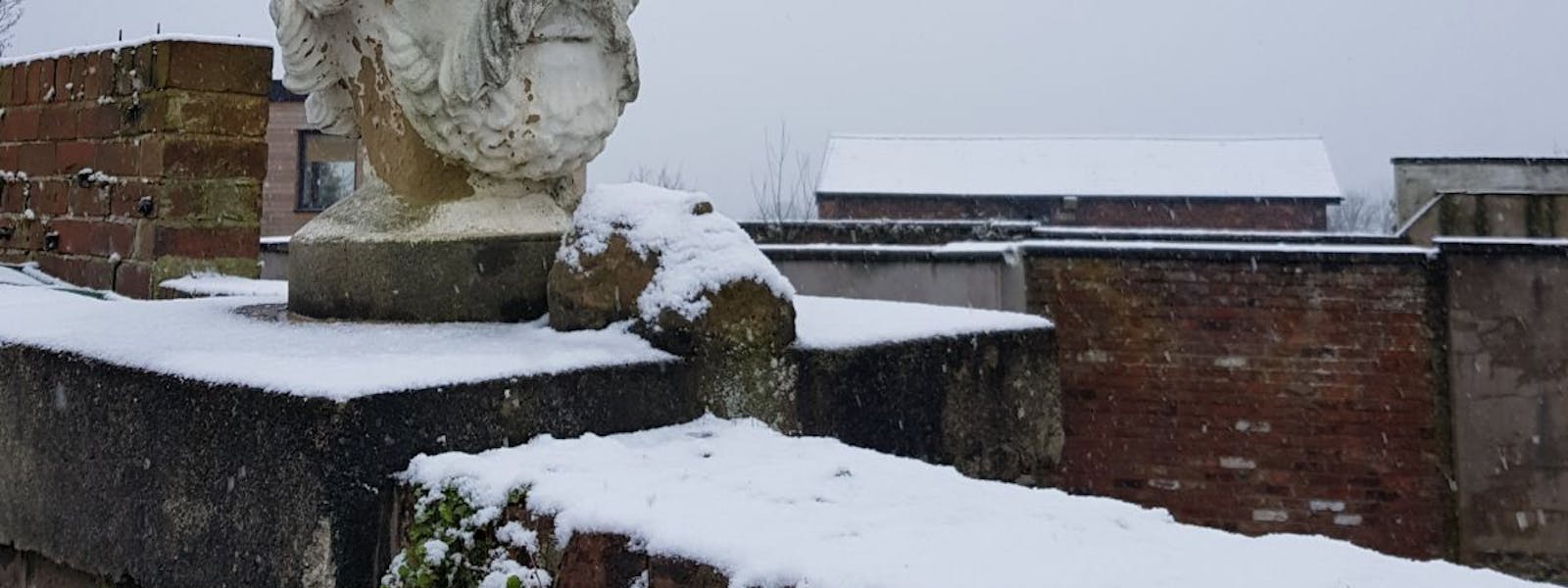 The old Saracen's Head on a snowy day