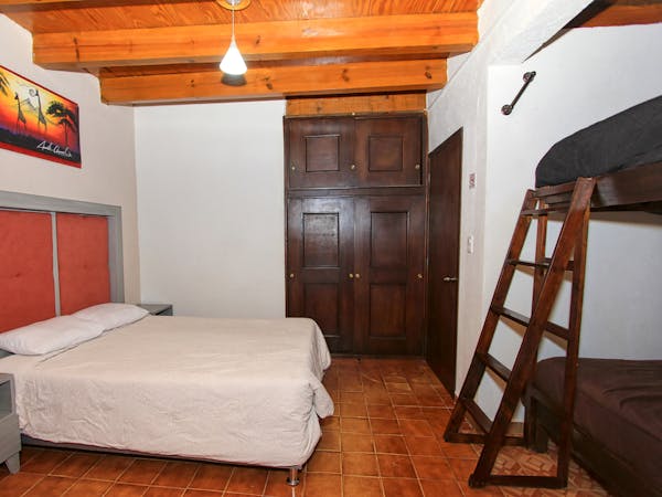 Habitación 23 - 2 camas dobles y 2 literas individuales