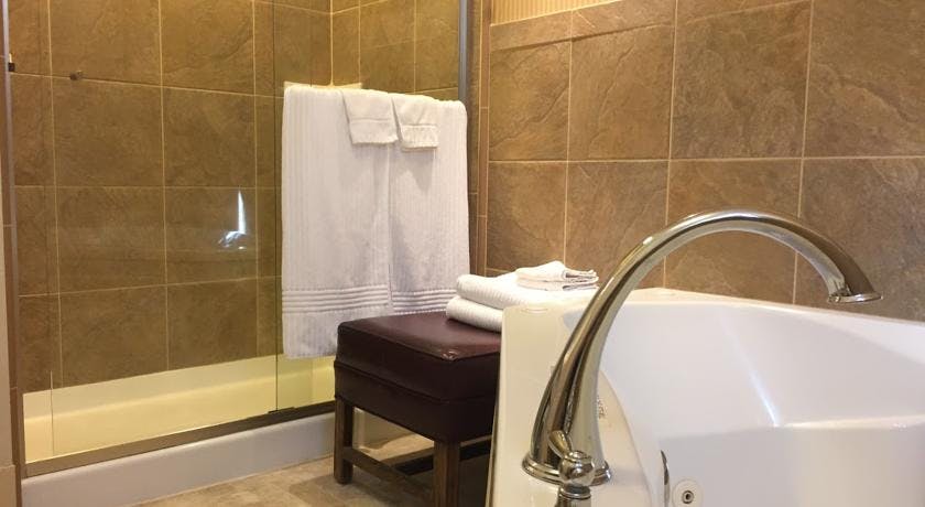 Private walk-in shower and tub in Yosemite Suite