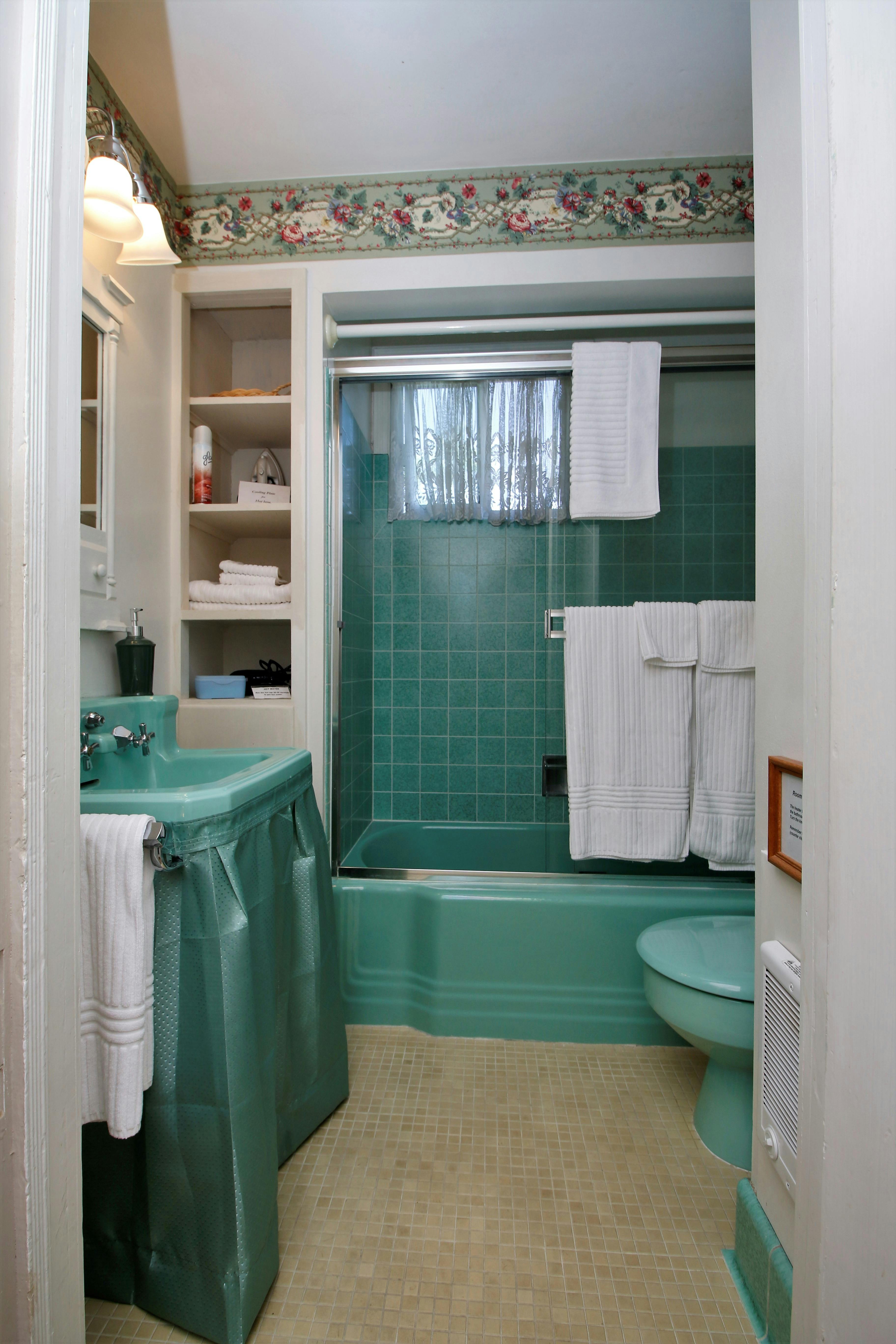 Tioga Room private bathroom