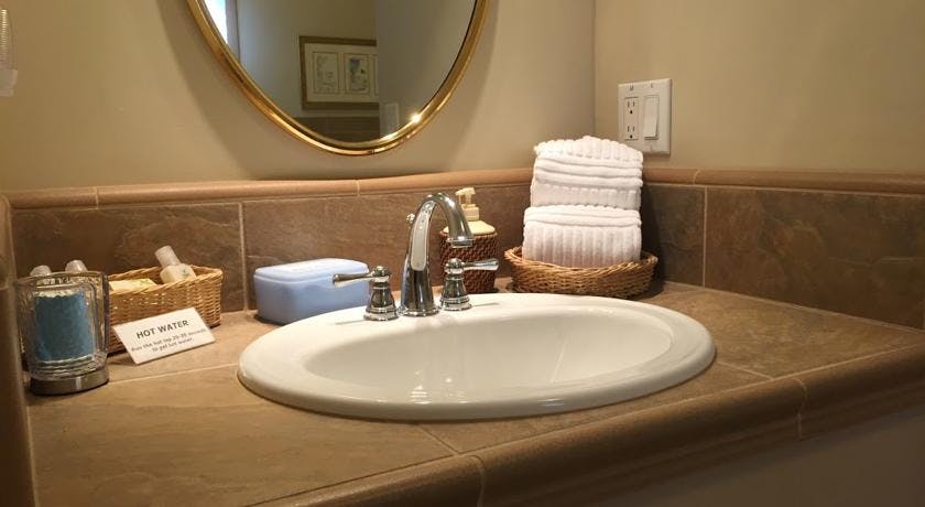 Sink with make-up remover and towels in Yosemite Suite