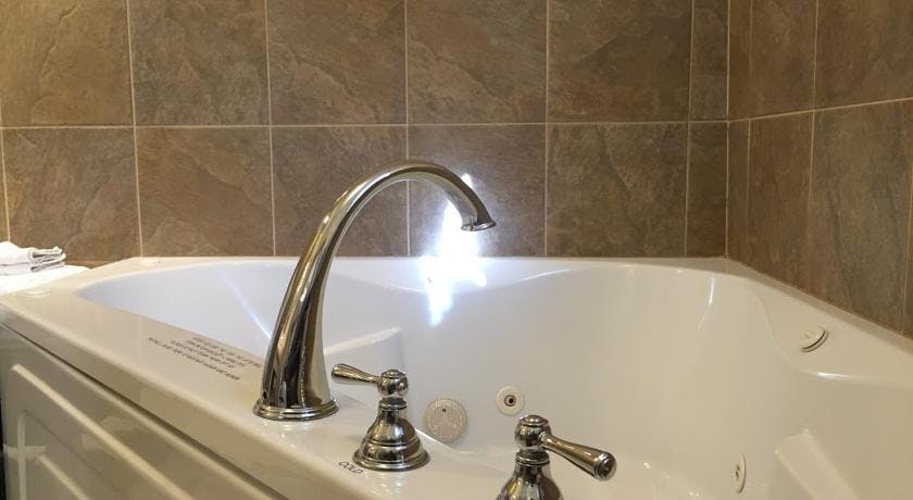 Two person jacuzzi bathtub in Yosemite Suite