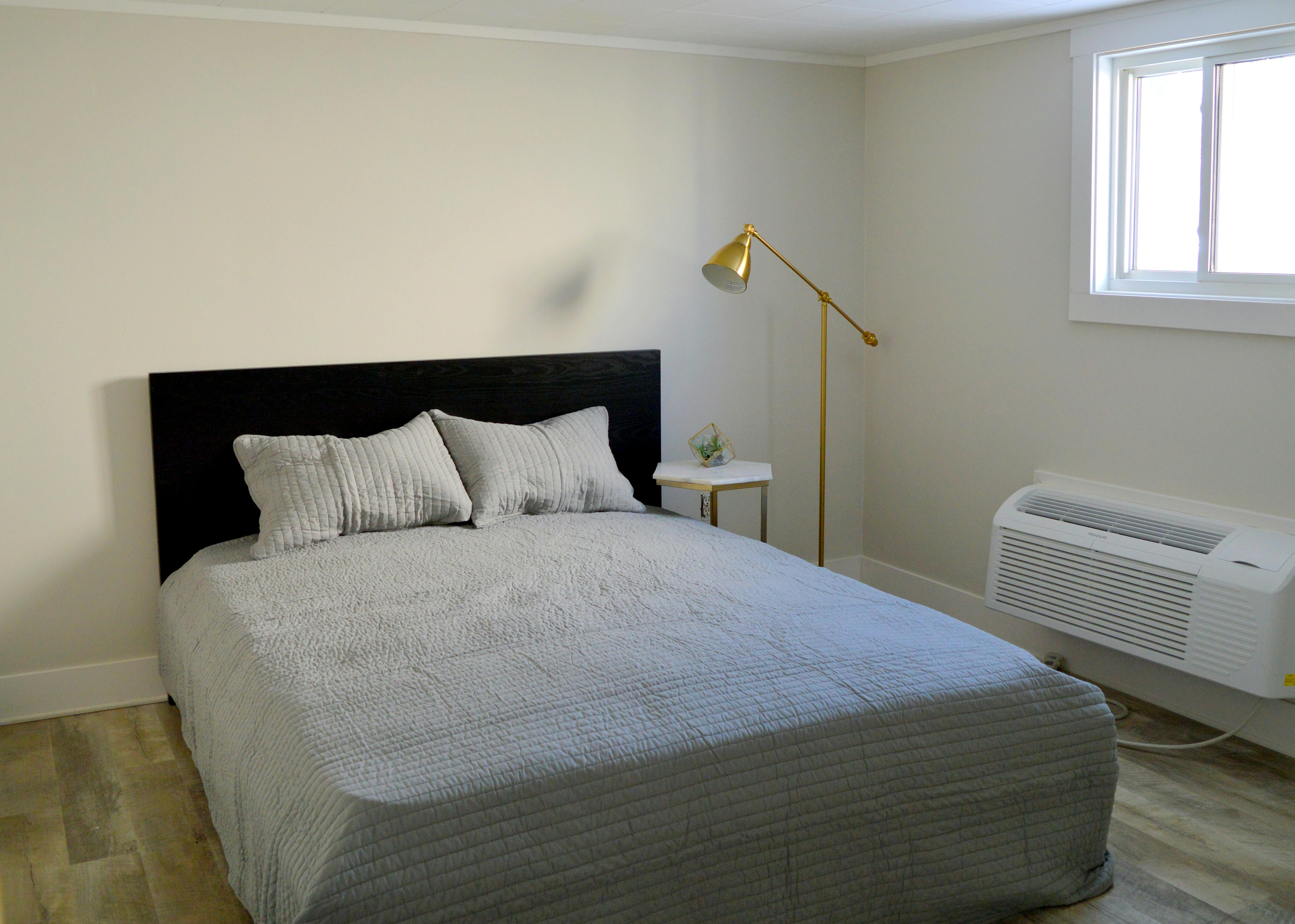 Luxurious queen bed in 1 bedroom suite