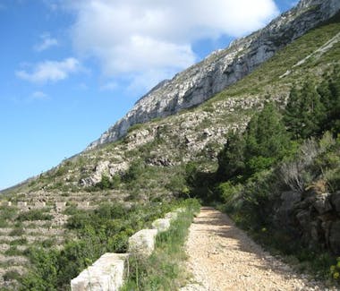 Parque Natural del Montgó con múltiples sendas para practicar deporte al aire libre.