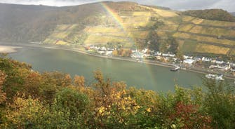 herbstliches Assmannshausn am Rhein mit Regenbogen