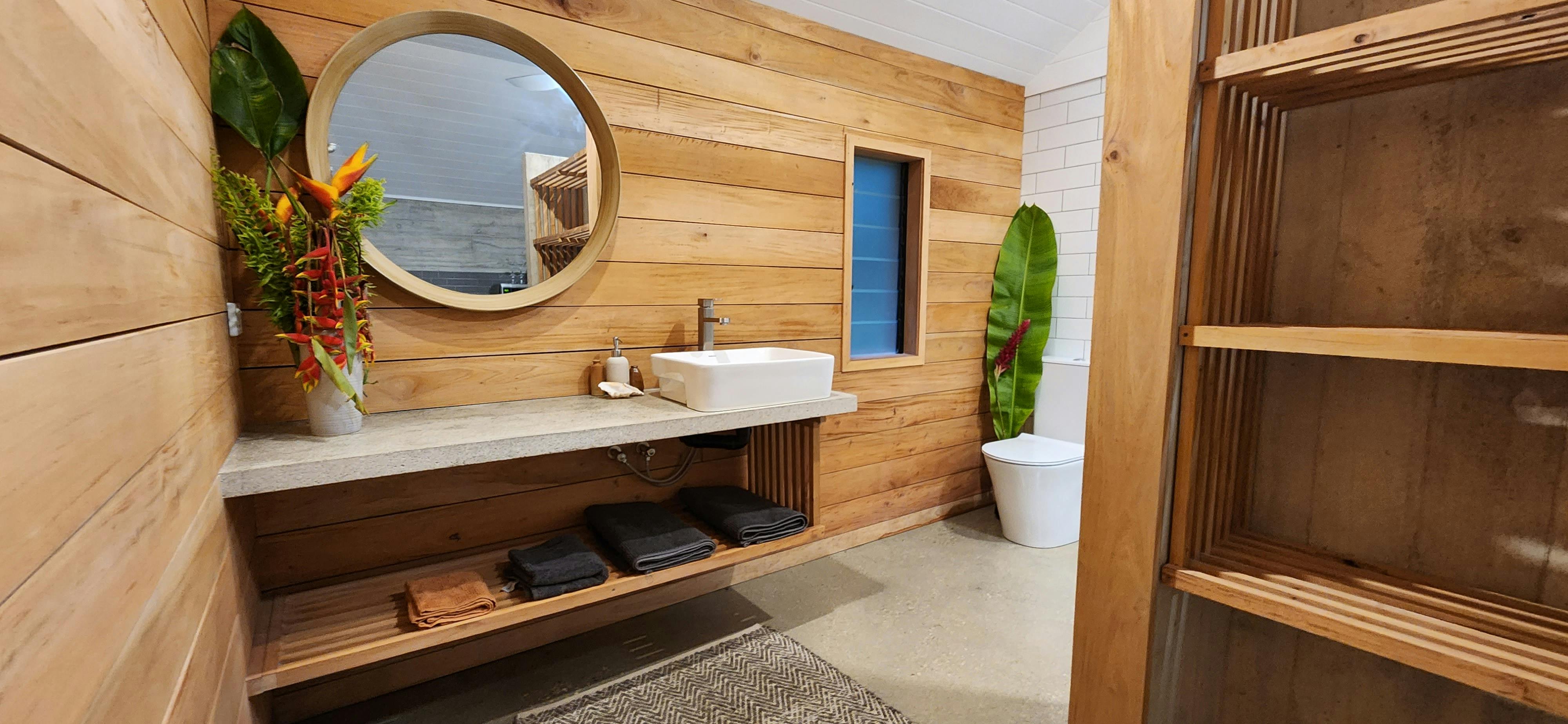 Palm View and Garden View bathroom