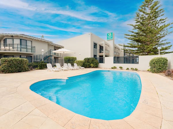 pool at quality resort sorrento beach looking at the resort