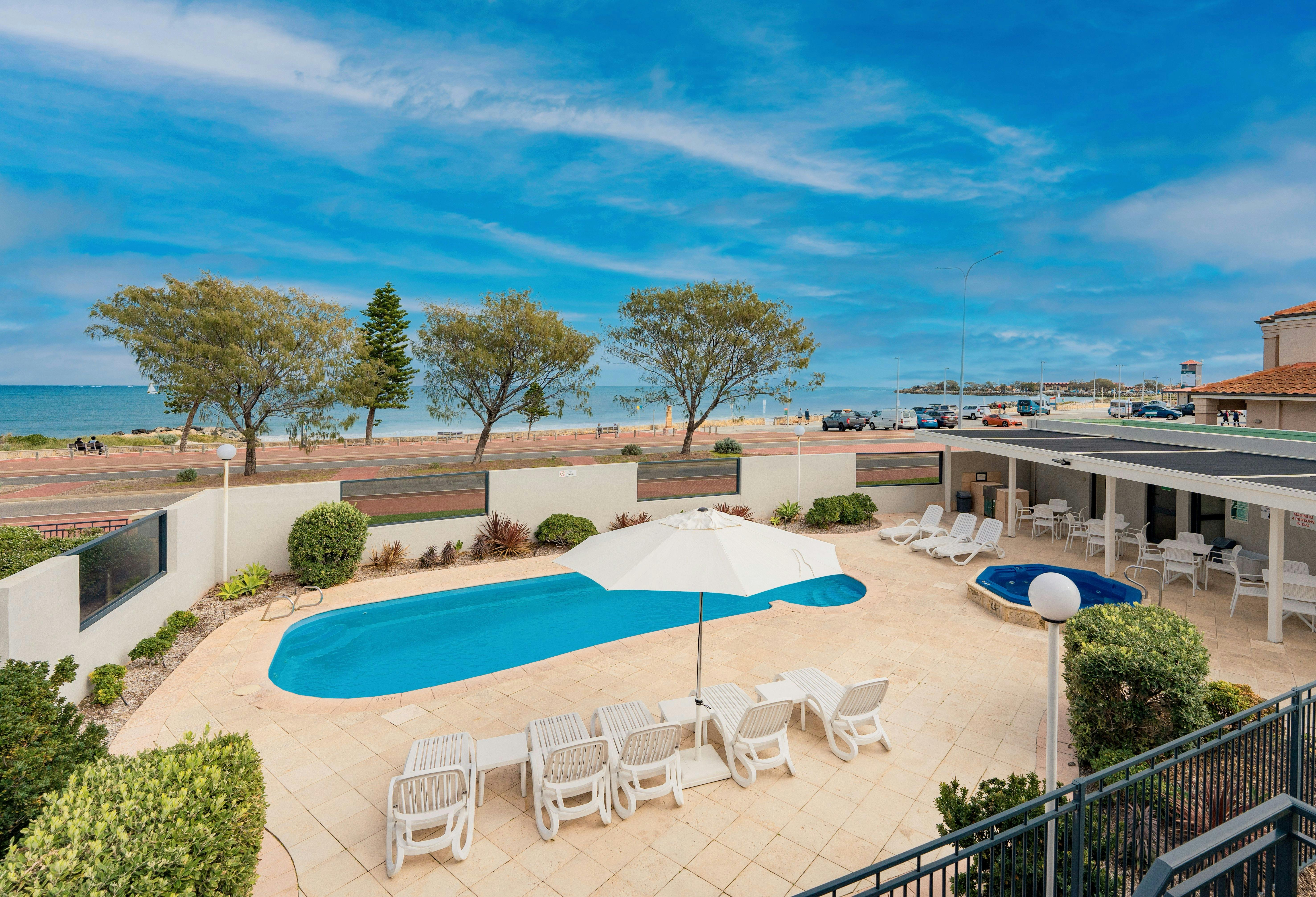 pool at quality resort sorrento beach looking at the beach