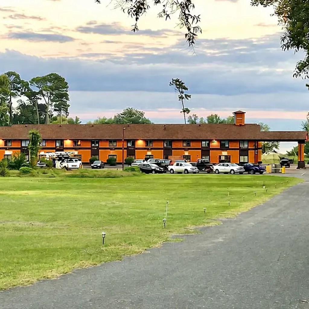 Toledo Bend Inn - view from road