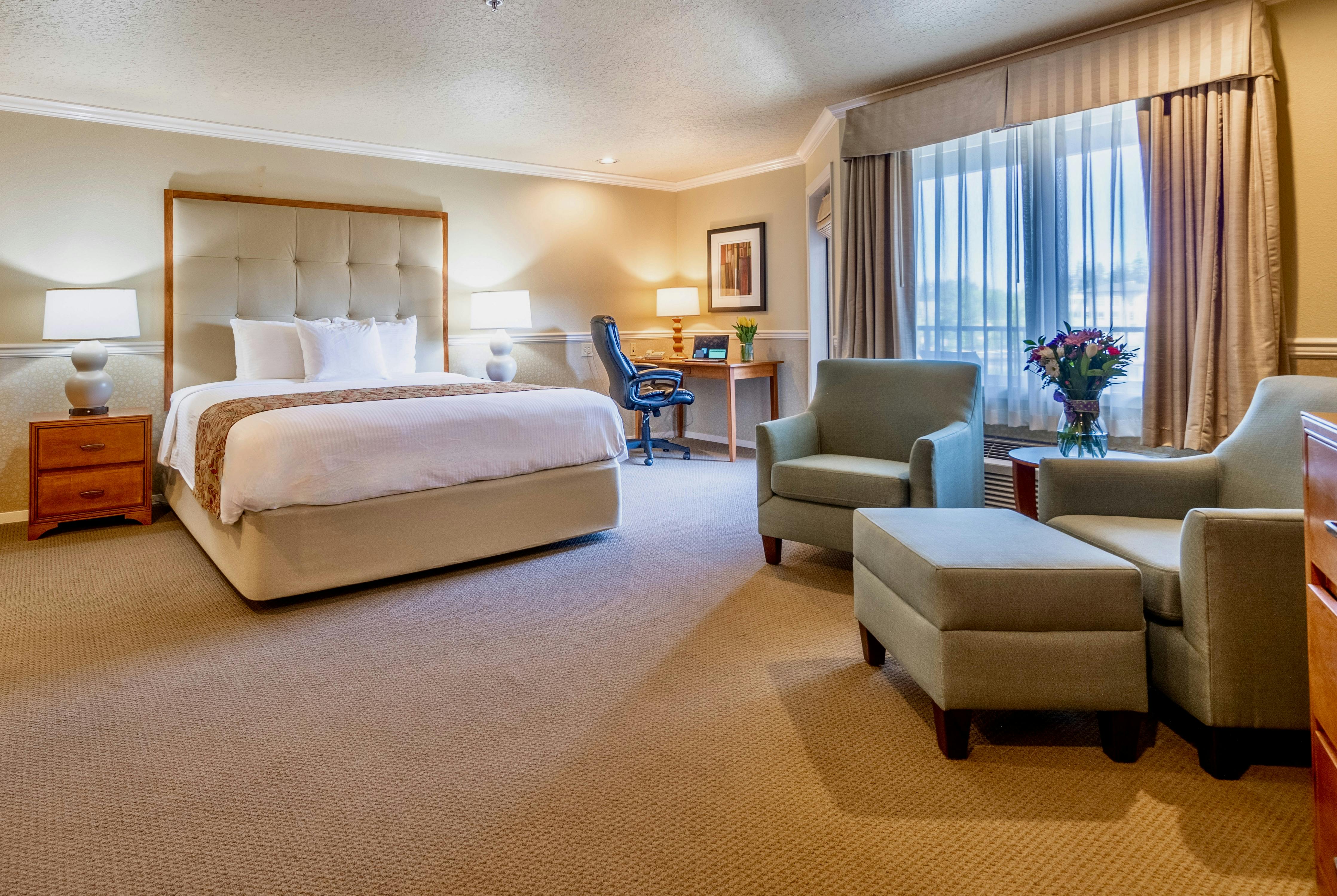 Century Hotel, Tualatin, Oversized King room, lake view, lakeside,