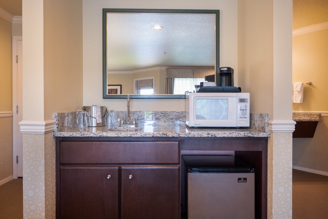 Deluxe Lakeside room, Microwave, refrigerator, sink