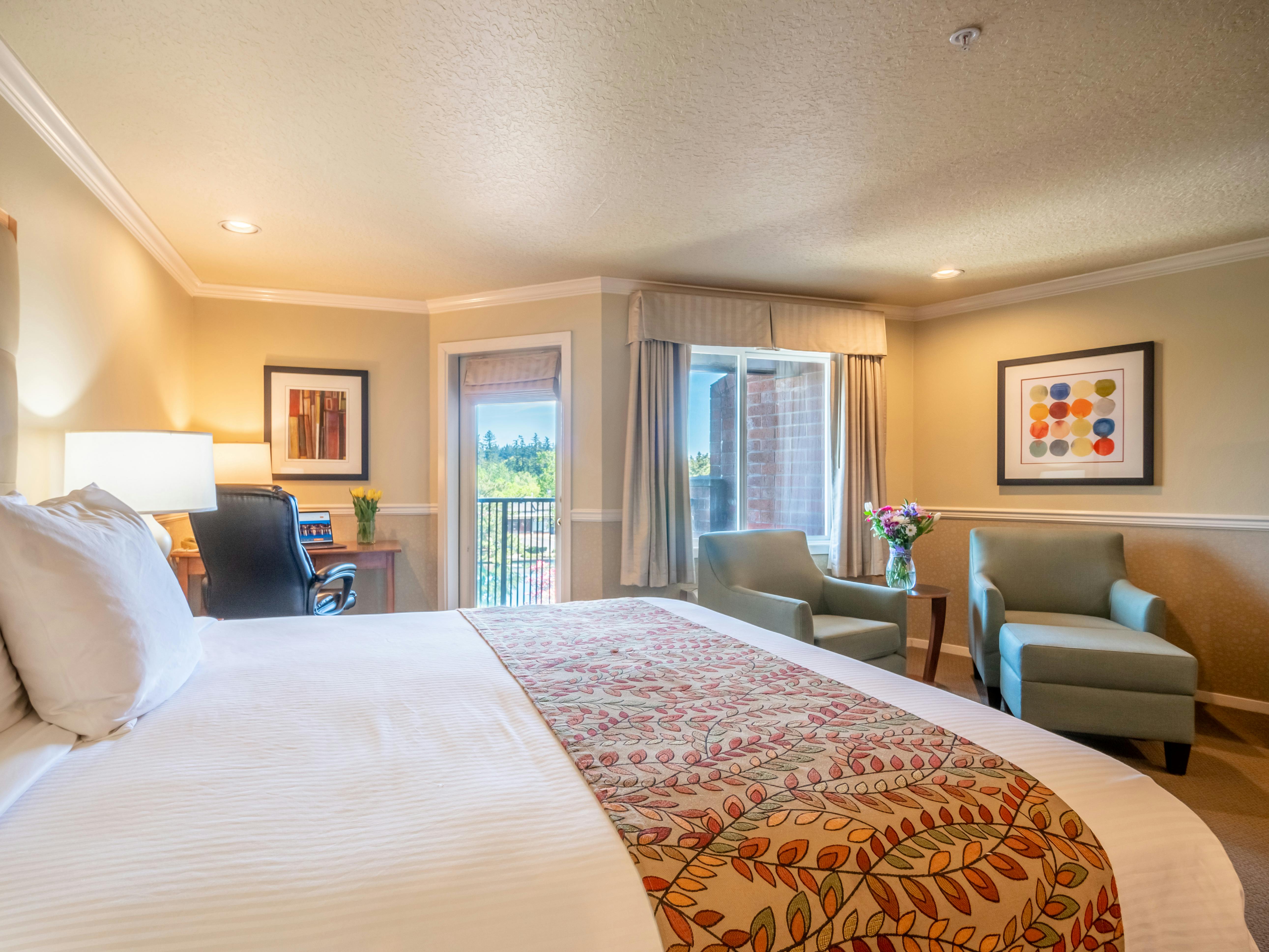 Century Hotel, Tualatin, Oversized King room, lake view, lakeside,