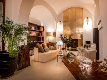 Le salon avec sa cheminée