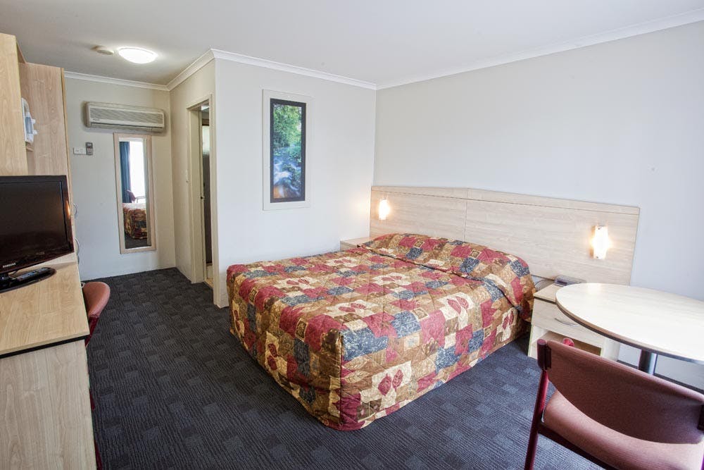 A double queen bed room with ensuite and shellharbour accommodation