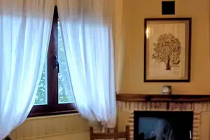 Detalle chimenea y ventana con vistas al jardín Florencia