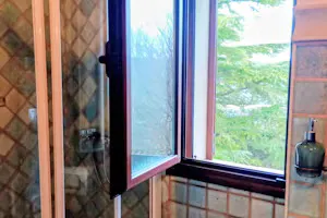 Detalle vistas al jardín desde el baño, Florencia