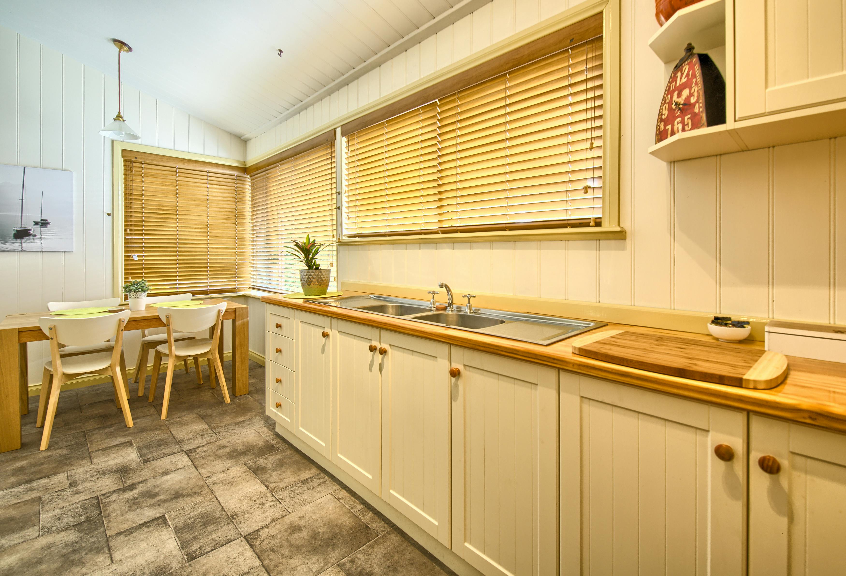 Suite 1 Full Kitchen and Dining