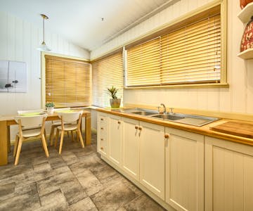 Suite 1 Full Kitchen and Dining