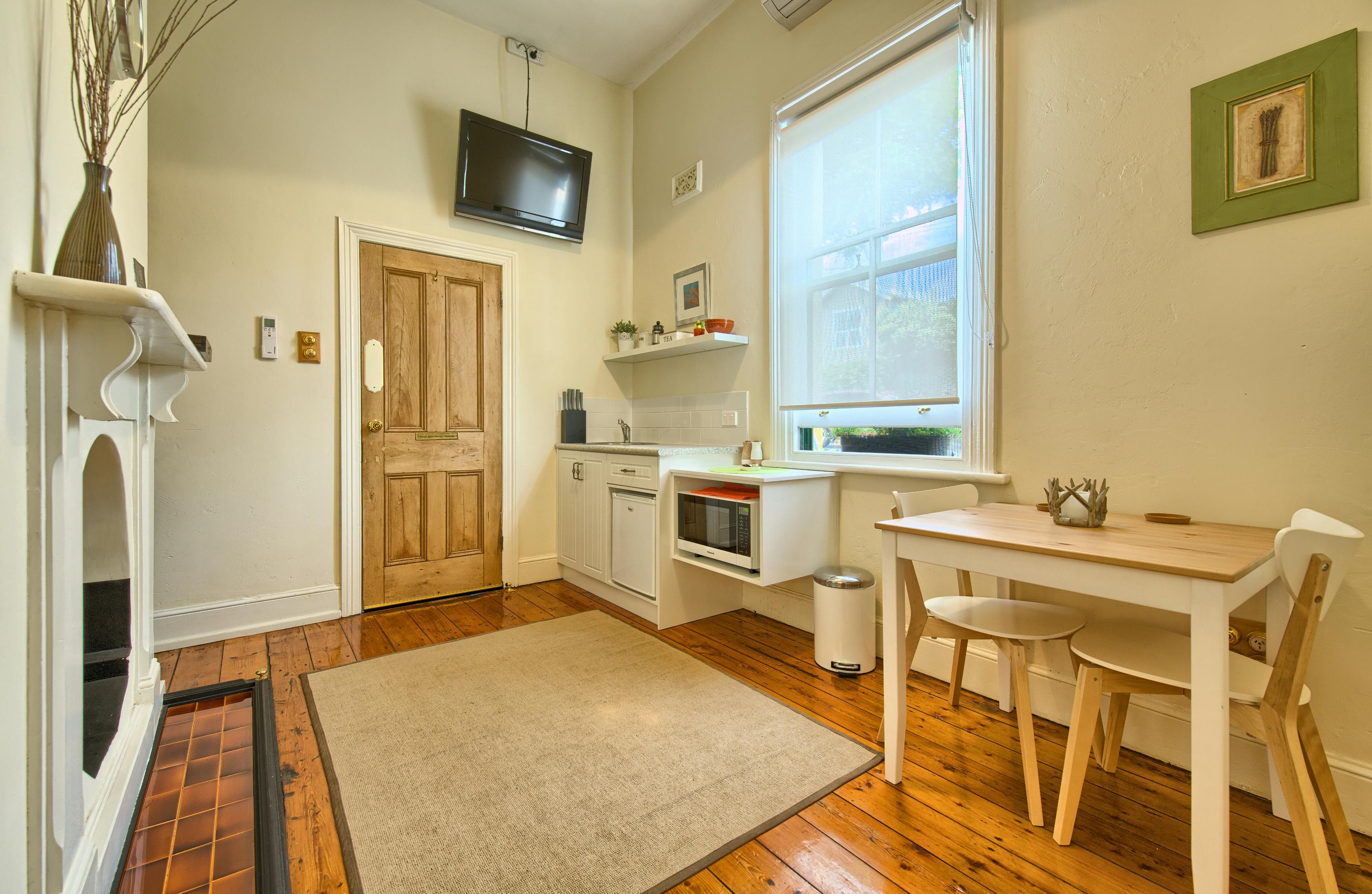 Suite 3 Kitchenette & Dining