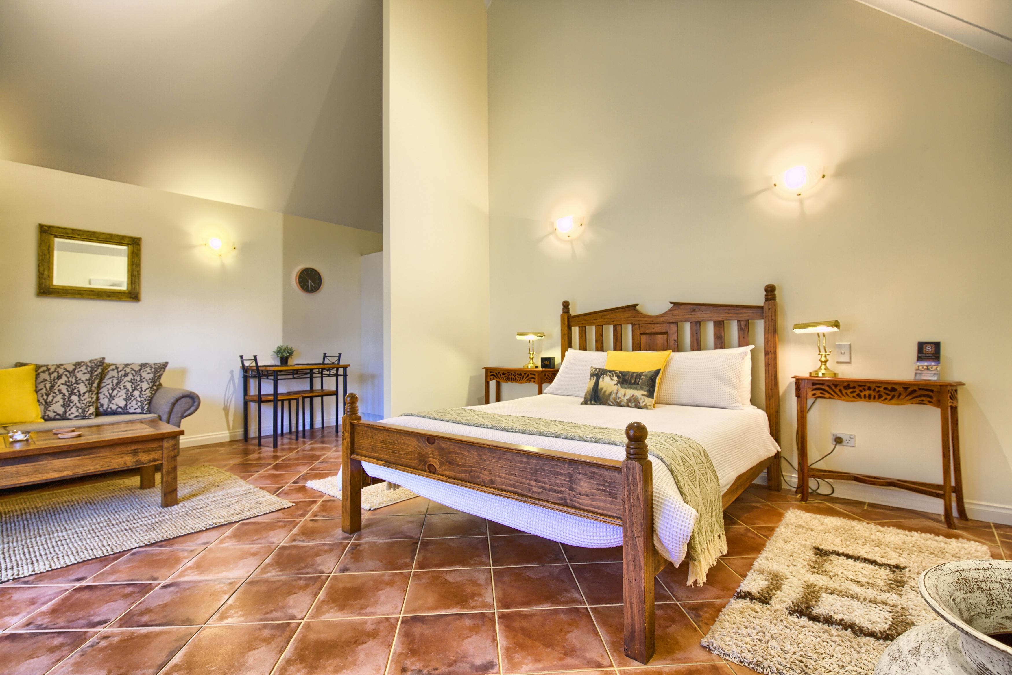 Suite 4 bed and dining