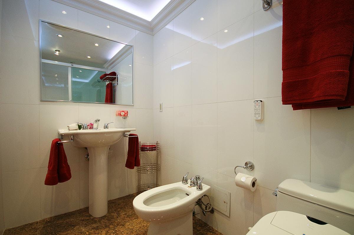 Yonge Suites One Bedroom Deluxe Penthouse G Ensuite 5 piece bath